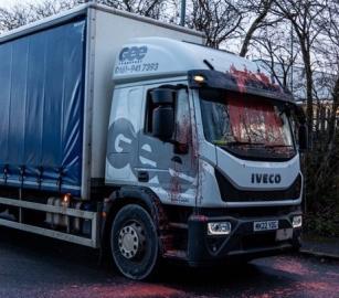 متجهة إلى الاحتلال! نشطاء يعطلون حركة شحنات شركة "DSV" التابعة لـ "إلبيت"