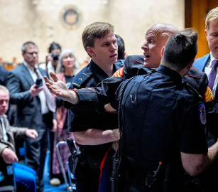 دعوات لدعم جندي أمريكي تم الاعتداء عليه لتنديده بدعم الاحتلال