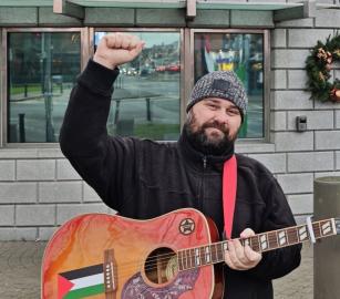 للأسبوع الـ104.... وقفة تضامنية مع فلسطين أمام السفارة الأمريكية في دبلن