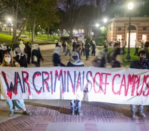 في جامعة كاليفورنيا احتجاج أمام متحف "فاولر" رفضًا لمحاضرة مسؤول إسرائيلي سابق