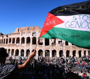 رفضًا لمشاركة الاحتلال...  احتجاج أمام المؤتمر العالمي للهواتف المحمولة في برشلونة