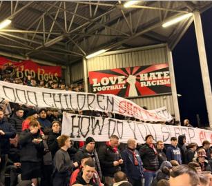 "#أرِ إسرائيل البطاقة الحمراء” احتجاجات خلال مباراة "بوهيميانز" و "شامروك روفرز"