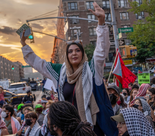 تتعرض للترهيب والتهديد .. ناشطة داعمة لفلسطين تقاضي منظمة “بتار” الصهيونية بنيويورك