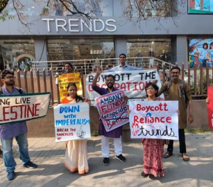 تدعم اقتصاد الاحتلال..  احتجاجات هندية مستمرة ضد “ريلانس تريندز” للملبوسات