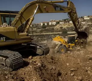 متورطة بهدم منازل الفلسطينيين... دعوات في تركيا إلى مقاطعة شركة "كاتبيلر" لتعاونها مع الاحتلال