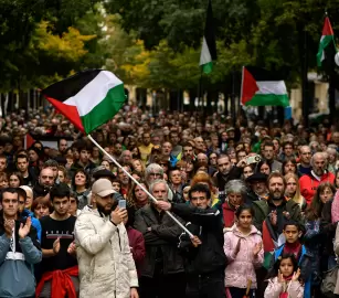 في كراتشي الباكستانية... تجار يقاطعون المنتجات الأمريكية والإسرائيلية تضامنًا مع إيران وغزة