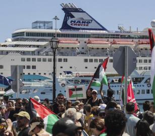 احتجاجات بميناء إيطالي تمنع رسو سفينة سياحية إسرائيلية