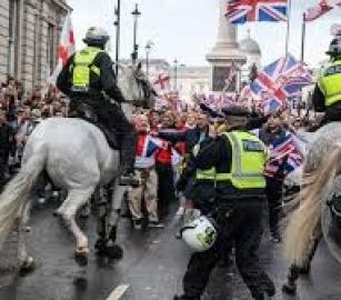 "نحن ندعم حركة فلسطين" احتجاج أمام مركز الشرطة في بريطانيا