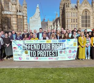 وقفة احتجاجية أمام البرلمان في لندن رفضًا لتقييد التضامن