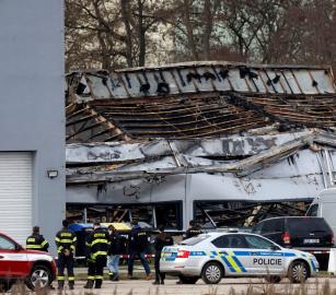 التشيك تحقق بحريق طال مصنعًا إسرائيليًا للسلاح