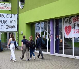 احتجاج في جامعة “بروكسل” رفضًا للاستثمار بـ “إلبيت” الإسرائيلية