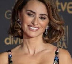 دعت لرفض الحياد.. بينيلوبي كروز تكسر صمت هوليوود وتندد بالجرائم في غزة