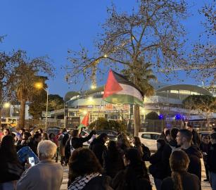 لا لتبيض الاحتلال رياضيًا ...احتجاج رافض لمباراة بين نادي برشلونة ونادي "هابوعيل تل أبيب"