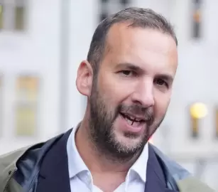 زعيم حزب الخضر يدعو المجالس لمقاطعة البضائع الإسرائيلية