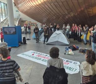 بمشاركة 100 أكاديمي وطالب.. احتجاج في جامعة غنت لتبني المقاطعة الأكاديمية
