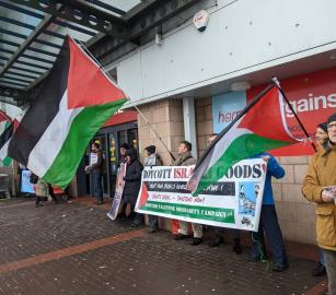 "اوقفوا بيع البضائع الإسرائيلية"  احتجاجات في أسكتلندا أمام فروع "هوم بارغينز"