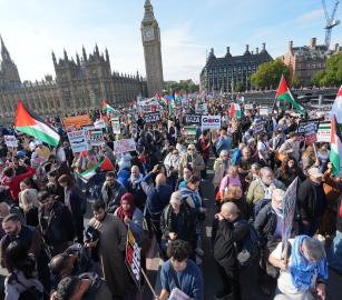 رفضًا لمؤتمر لندن.. مظاهرة حاشدة أمام جامعة كينغز كوليدج لندن