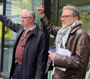 “إدانة بن جمال وناينهام بسبب تضامنهما مع فلسطين تمثّل مهزلة للعدالة وضربة خطيرة لحق الاحتجاج