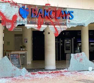 ساهمتا بدعم حرب الإبادة  احتجاجات مستمرة ضد "باركليز" و "بالانتير"