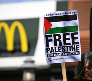 بلاك روك وفانغارد يتربحون من وكلاء علامة ماكدونالدز في العالم ويستثمرون في شركات سلاح أمريكية