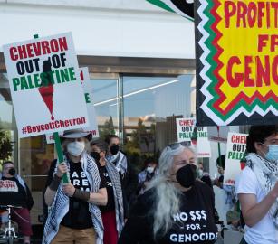 تنديدًا بتواطؤها في الإبادة.. أنصار فلسطين يُلاحقون مسؤولي “شيفرون” في تكساس