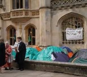 انتصار جديد لإرادة الطلبة.. كلية نيونهام في جامعة كامبردج تسحب استثماراتها من الاحتلال...دعوات لمقاطعة “سبوتيفاي” بسبب إعلانات لإدارة الهجرة والجمارك