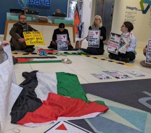 متواطئة مع الاحتلال ... اقتحام شركة "دانا بتروليوم" قي أبردين