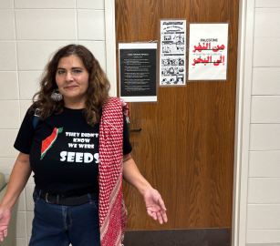 أستاذة ترفض إزالة ملصقات تضامنية بعد طلب الجامعة