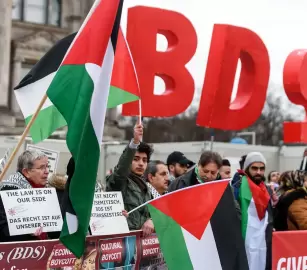 "لا لاقتصاد الإبادة" حملة ميدانية في فرنسا تدعو لمقاطعة الشركات المتواطئة