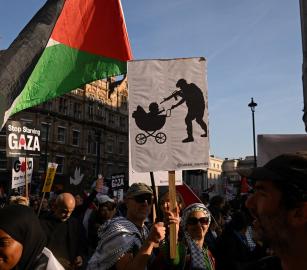 إيقاف طبيبة بريطانية بعد تهجمها على زميل تضامن مع غزة