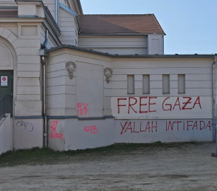 كتابة عبارات تضامنية على مبنى تاريخي في ألمانيا