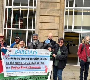 يستثمر مع شركات الإبادة  وقفة احتجاجية أمام بنك "باركليز" في بريطانيا