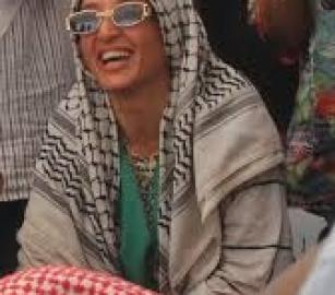 أبقت على 6 نشطاء.. السلطات التونسية تُفرج عن الناشطة سناء مساهلي