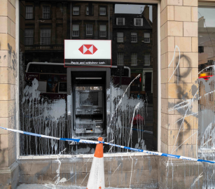 استهداف فرع بنك HSBC في لندن بسبب دعمه لتسليح الاحتلال