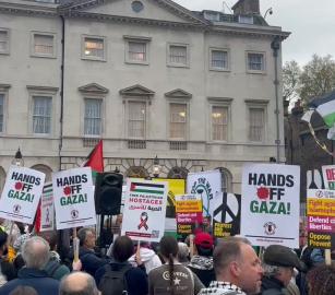 مظاهرة داعمة لفلسطين أمام البرلمان البريطاني