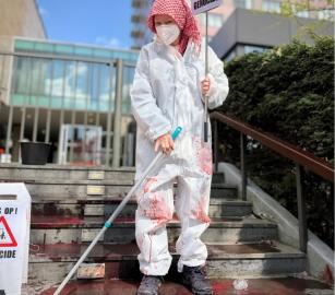 تنديدًا بتواطؤ إيرباص.. متظاهرون يُلطّخون مدخل فندق في أمستردام باللون الأحمر