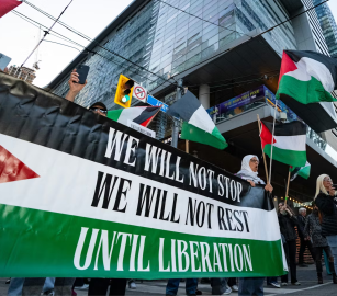 يتربح من الإبادة!  احتجاج خارج صندوق تقاعد معلمي كندا تنديدًا باستثماراته