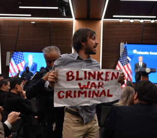 كيف تُبرر الإبادة؟  طالب يُقاطع ”بلينكن” خلال ندوة سياسية في هارفارد