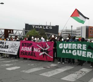 احتجاجًا على تواطؤها.. ناشطون يُغلقون مقر شركة "تاليس" في جينفليه