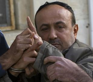 ضرب واعتداءات وحشيّة وممنهجة يتعرّض لها الأسير مروان البرغوثي