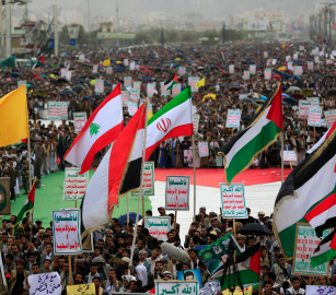 مظاهرة حاشدة في اليمن تضامنًا مع فلسطين وإيران ولبنان