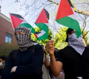 شاركوا بوقفة تضامنية مع فلسطين  أساتذة يقاضون جامعة أمريكية لتسببها باعتقالهم