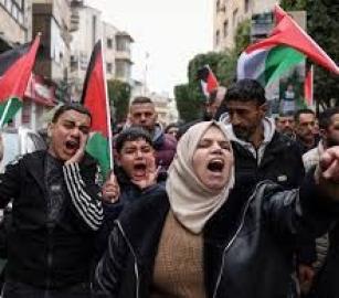 مظاهرات عالمية تتوسع دعماً للأسرى الفلسطينيين... ناشطون يغلقون جسرًا في إيطاليا احتجاجًا على شحنة أسلحة