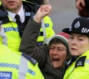 الشرطة البريطانية تعتقل 523 متظاهرًا في ميدان ترافالغار بلندن... "أسطول الصمود العالمي" يستعد للانطلاق من برشلونة لكسر حصار غزة