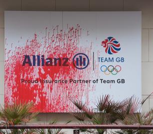 تؤمّن شركات الإبادة  احتجاج أمام "أليانز" في برلين