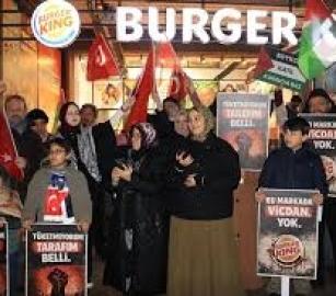 "لا لاقتصاد الإبادة" توال الاحتجاجات في إسطنبول أمام "برغر كينغ" و "ماكدونالدز"