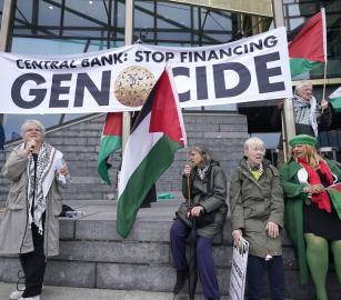 احتجاج أيرلندي يندد بدعم البنك المركزي للاحتلال