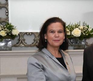 رئيسة حزب أيرلندي ترتدي شارة فلسطين باجتماع وزاري