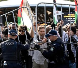 في تواطؤ مفضوح.. اعتقال 20 متظاهرًا تضامنوا مع فلسطين في أستراليا