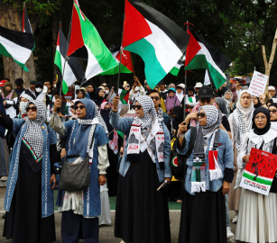 دعمًا لفلسطين.. مظاهرة حاشدة أمام السفارة الأمريكية في جاكرتا